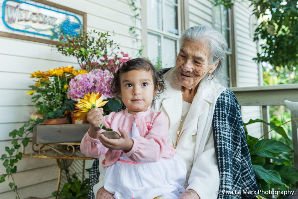 Take photos with grandparents to form a family bond